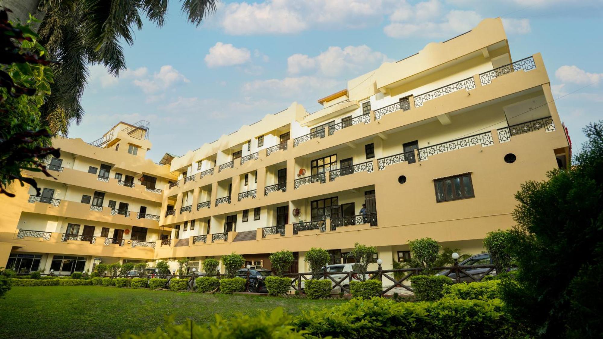Hotel Neeraj Bhawan- Triveni Ghat Rishīkesh Εξωτερικό φωτογραφία