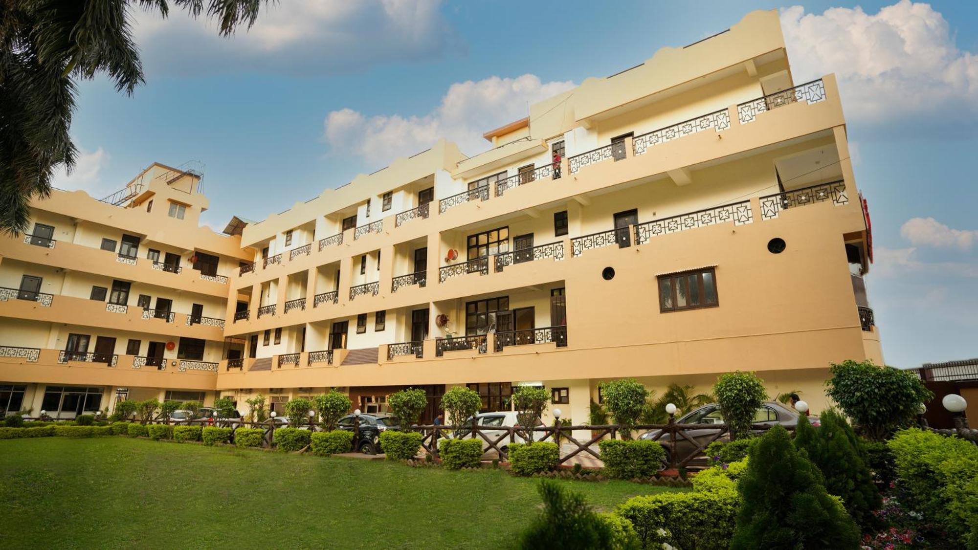 Hotel Neeraj Bhawan- Triveni Ghat Rishīkesh Εξωτερικό φωτογραφία