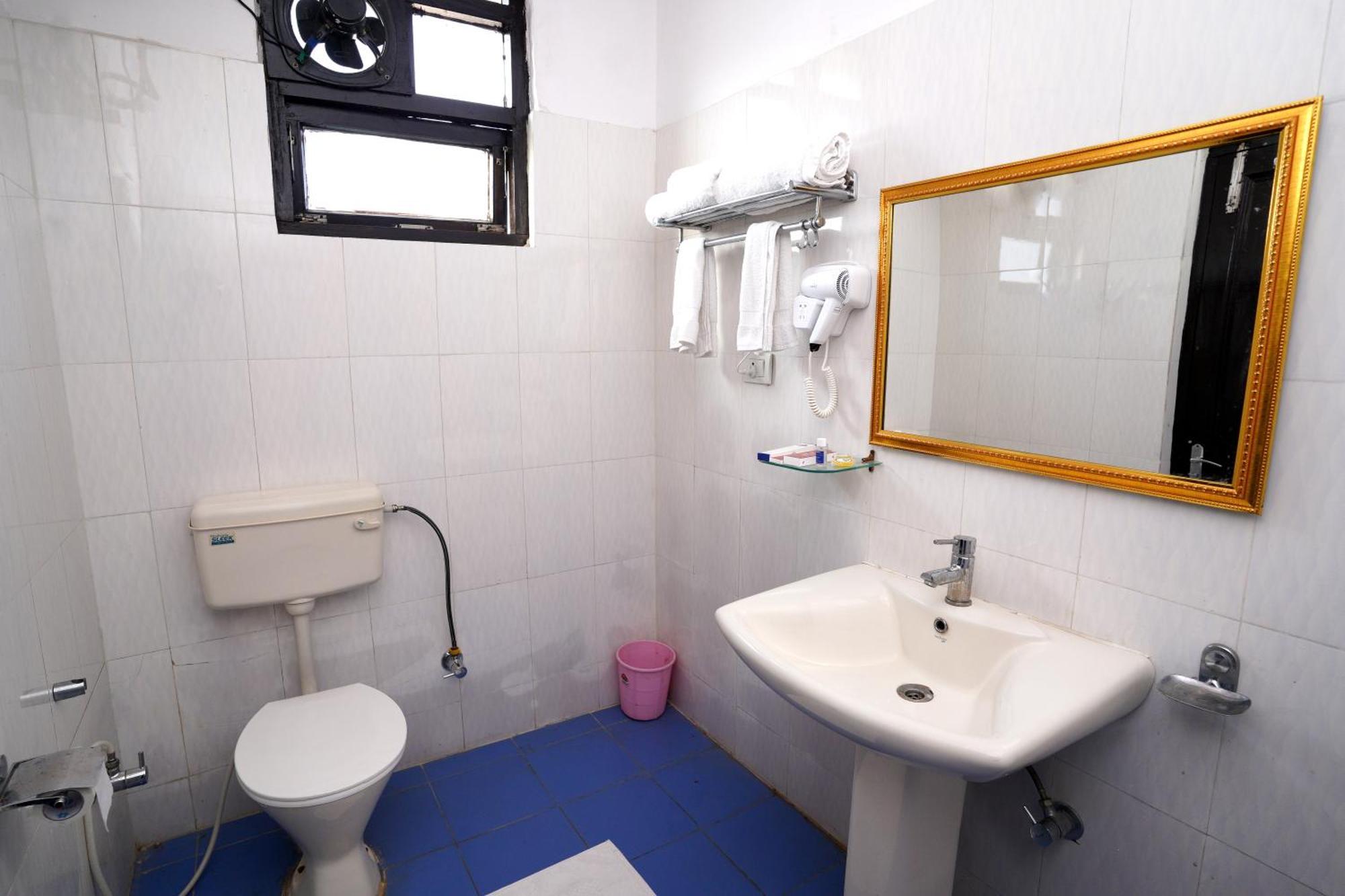 Hotel Neeraj Bhawan- Triveni Ghat Rishīkesh Εξωτερικό φωτογραφία