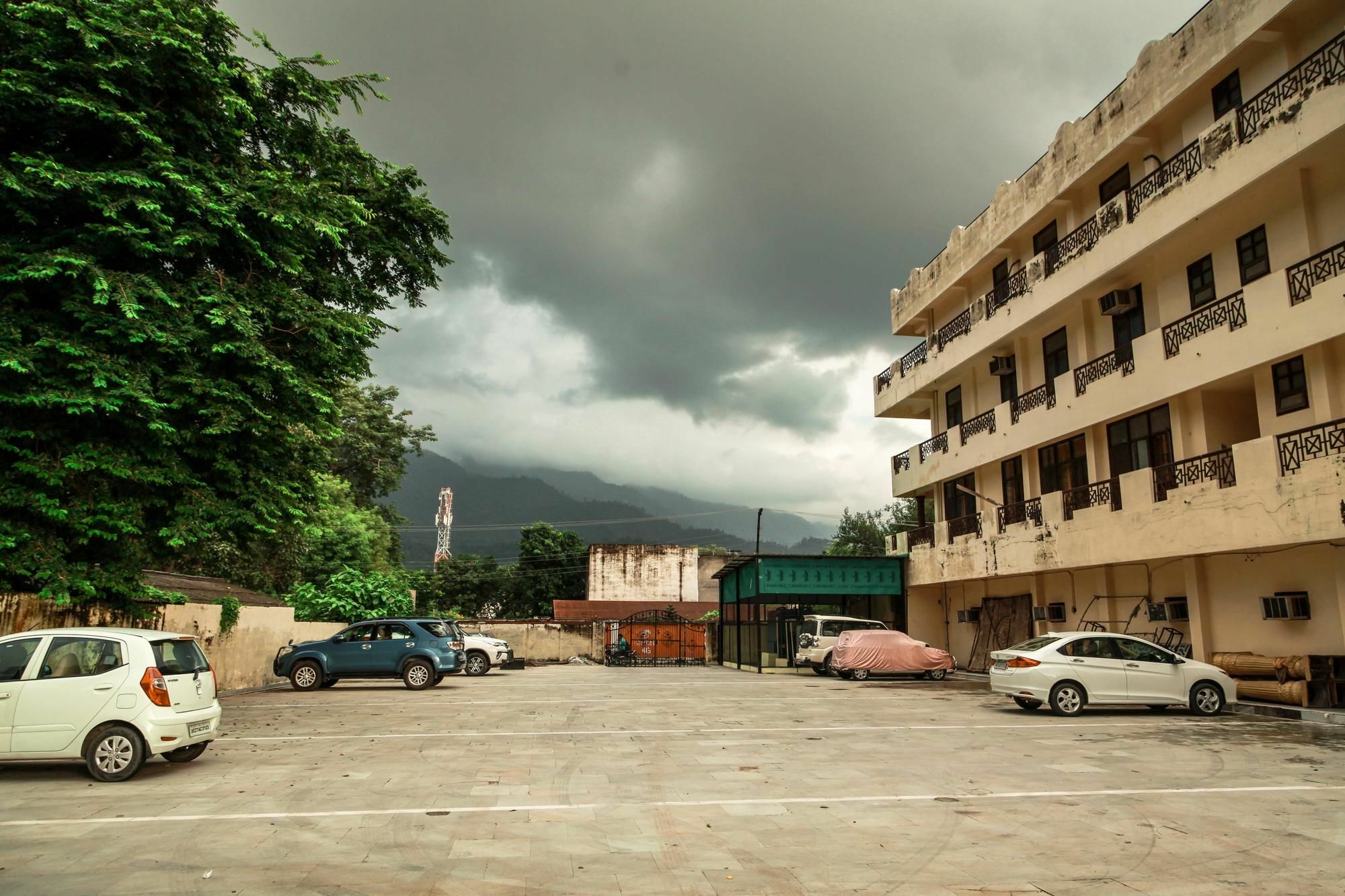 Hotel Neeraj Bhawan- Triveni Ghat Rishīkesh Εξωτερικό φωτογραφία